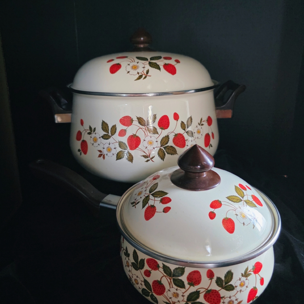 Strawberry Pattern Cookware Set - Picture 3 of 6